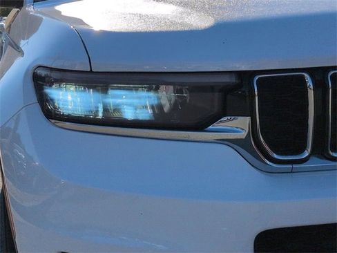 Certified 2021 Jeep Grand Cherokee L Limited w/ Luxury Tech Group II image 9