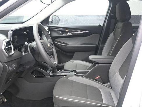 Used 2025 Chevrolet TrailBlazer LT AWD/4WD image 6