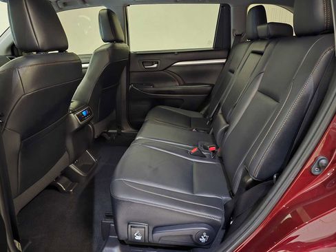 Used 2019 Toyota Highlander XLE AWD/4WD image 24