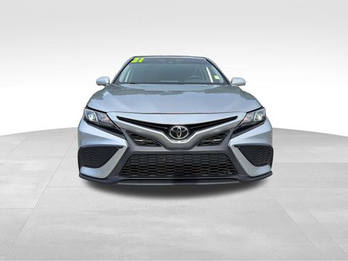 Used 2022 Toyota Camry SE FWD image 2
