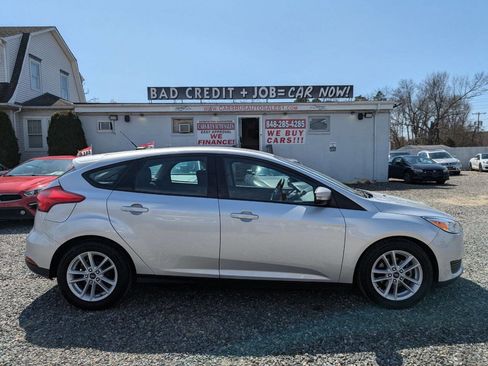 Used 2017 Ford Focus SE image 5