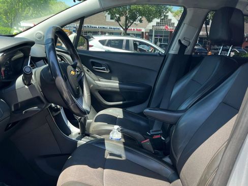 Used 2019 Chevrolet Trax LT w/ LT Convenience Package AWD/4WD image 9