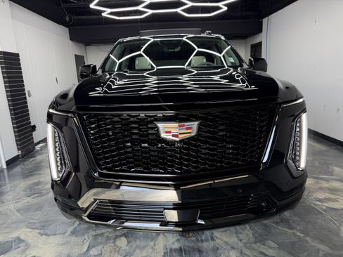Used 2026 Cadillac Escalade ESV Platinum Sport w/ LPO, ONYX Package AWD/4WD image 7