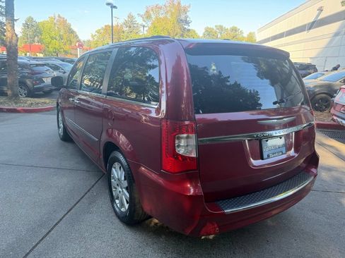 Used 2012 Chrysler Town & Country Touring-L w/ Driver Convenience Group FWD image 6