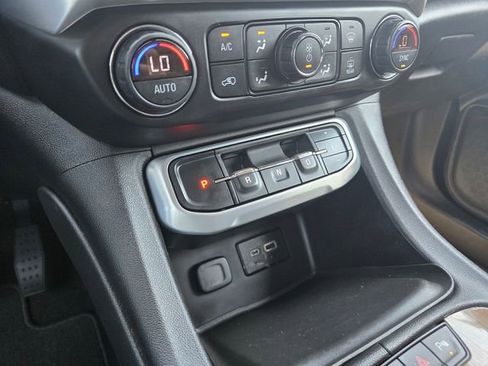 Used 2021 GMC Acadia SLE w/ Elevation Edition FWD image 19