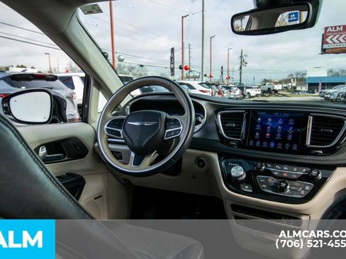 Used 2017 Chrysler Pacifica Limited image 27