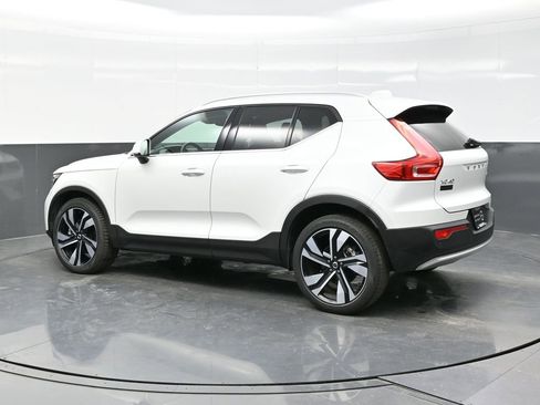 Used 2025 Volvo XC40 B5 Plus image 4