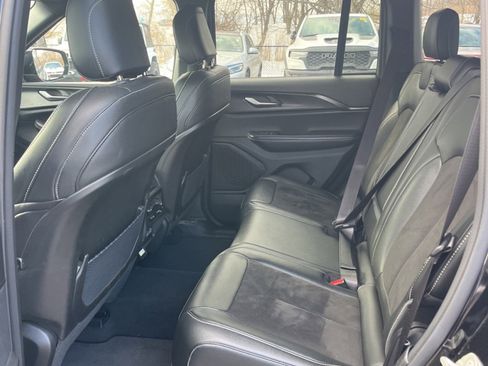 Used 2023 Jeep Grand Cherokee Altitude image 12