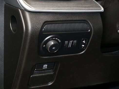 Used 2023 Jeep Wagoneer L Series III w/ Preferred Equipment Group image 27