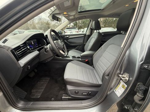 Used 2025 Volkswagen Jetta SE image 27