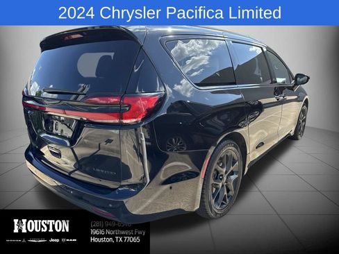 Used 2024 Chrysler Pacifica Limited w/ Uconnect Theater Family Group FWD image 5