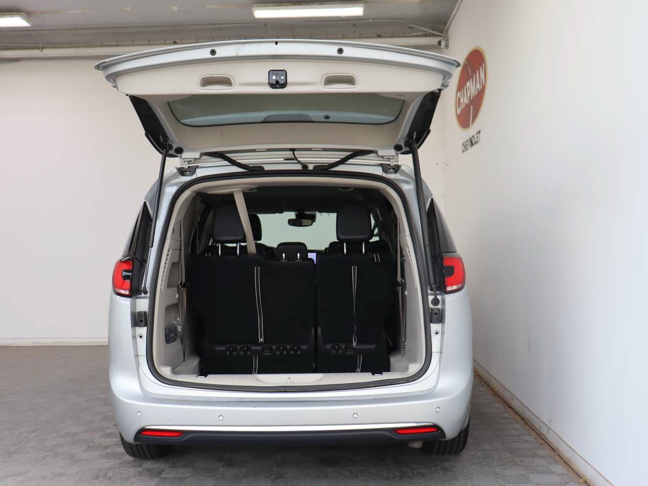 Used 2024 Chrysler Pacifica Touring-L FWD image 5