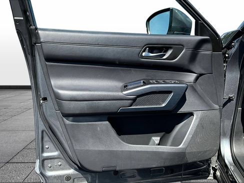 Used 2025 Nissan Pathfinder SL AWD/4WD image 23
