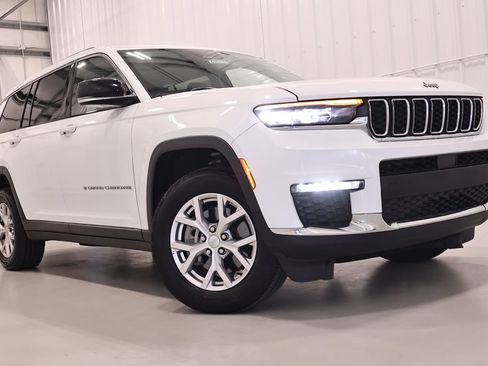 Used 2021 Jeep Grand Cherokee L Limited AWD/4WD image 39