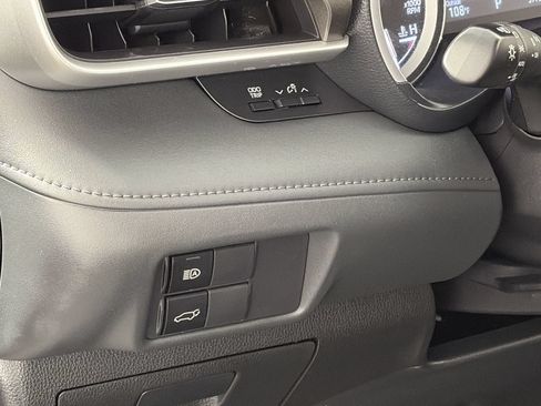 Used 2022 Toyota Highlander XLE FWD image 13