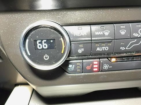 Used 2020 Ford Expedition XLT w/ Equipment Group 202A AWD/4WD image 31