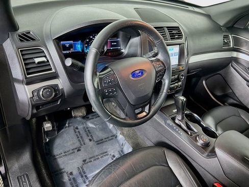 Used 2017 Ford Explorer XLT w/ Equipment Group 202A image 9