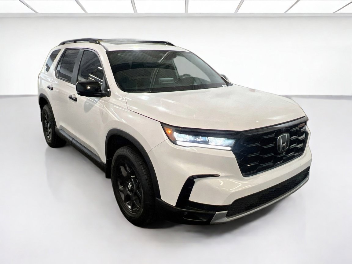 Used 2025 Honda Pilot TrailSport image 3