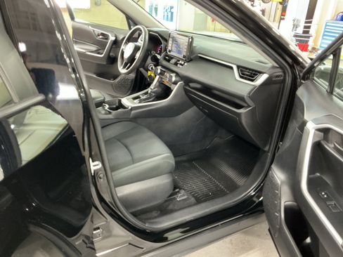 Used 2021 Toyota RAV4 LE image 16