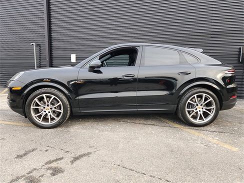Used 2024 Porsche Cayenne Coupe image 2