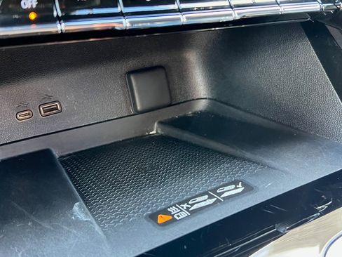 Used 2025 Chevrolet Traverse LT image 10