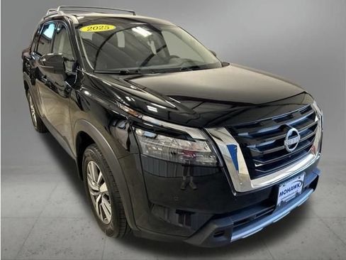 Used 2025 Nissan Pathfinder SL AWD/4WD image 8