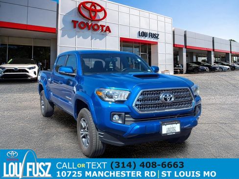 Used 2017 Toyota Tacoma TRD Sport AWD/4WD image 1