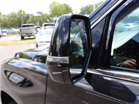 Used 2017 Cadillac Escalade Premium Luxury RWD image 16