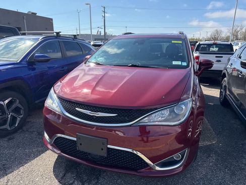 Used 2020 Chrysler Pacifica Touring-L image 3