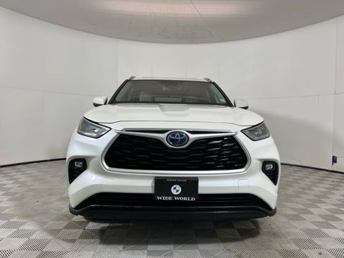 Used 2020 Toyota Highlander XLE image 2