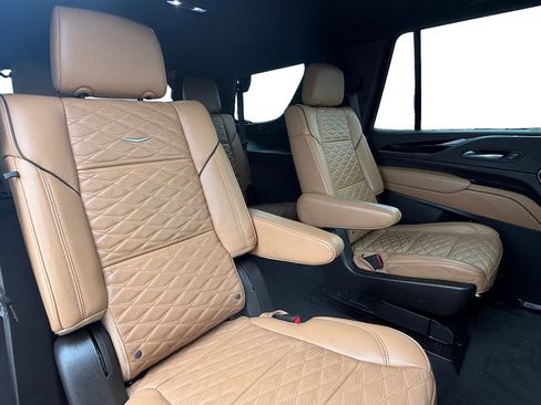 Used 2023 Cadillac Escalade Premium Luxury w/ LPO, Radiant Package AWD/4WD image 18