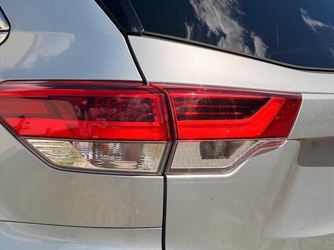 Used 2018 Toyota Highlander XLE AWD/4WD image 12