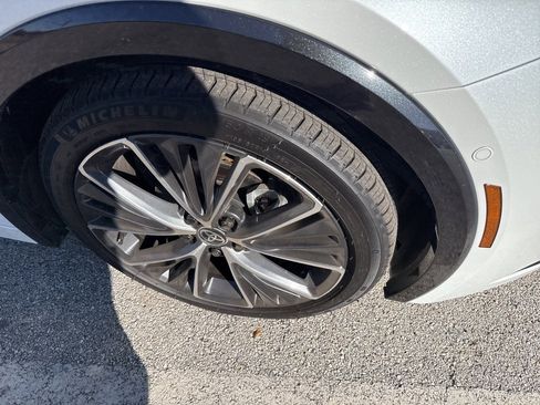 Used 2025 Toyota Prius Limited image 4