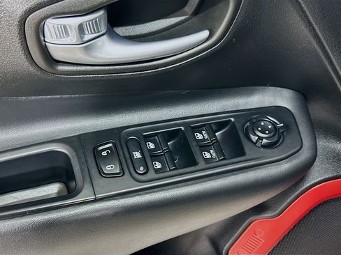 Used 2016 Jeep Renegade Trailhawk image 16