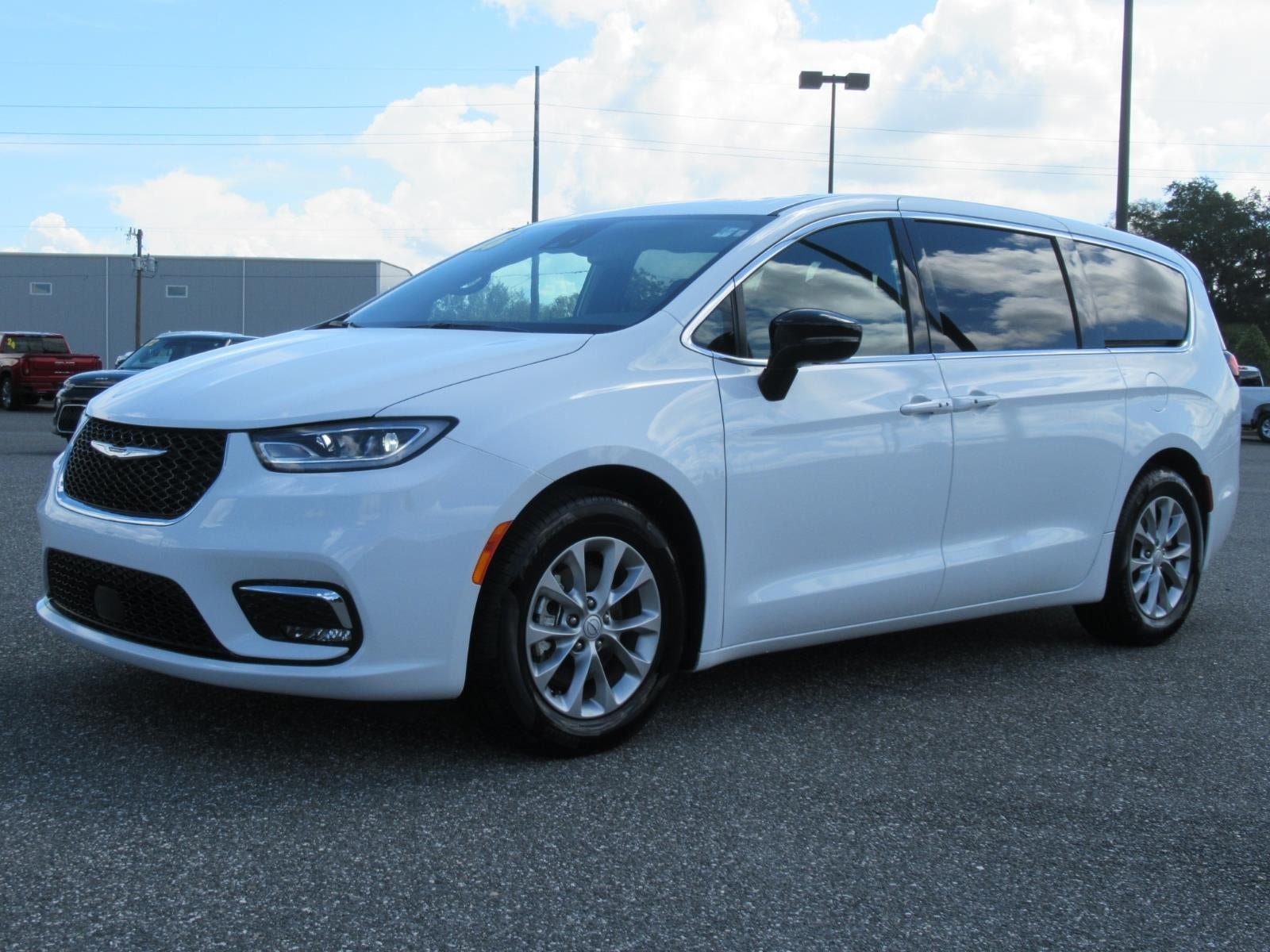 Used 2026 Chrysler Pacifica Limited FWD image 3