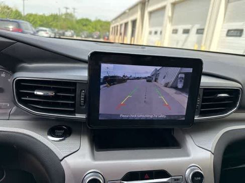 Used 2022 Ford Explorer XLT w/ Equipment Group 202A AWD/4WD image 10