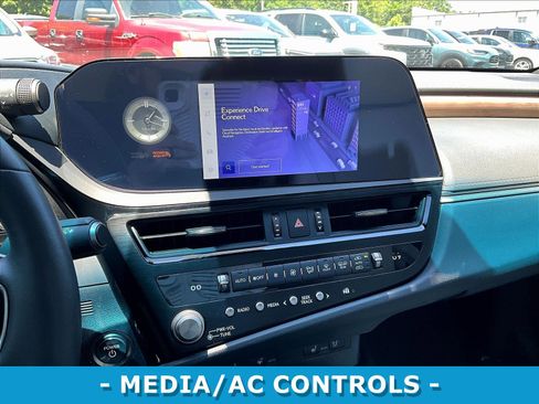 Used 2024 Lexus ES 300h w/ Premium Package FWD image 9