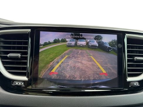 Used 2025 Chrysler Pacifica Select FWD image 17