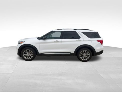 Used 2021 Ford Explorer XLT w/ Equipment Group 202A AWD/4WD image 8