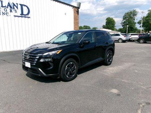 Used 2025 Nissan Rogue SV AWD/4WD image 2