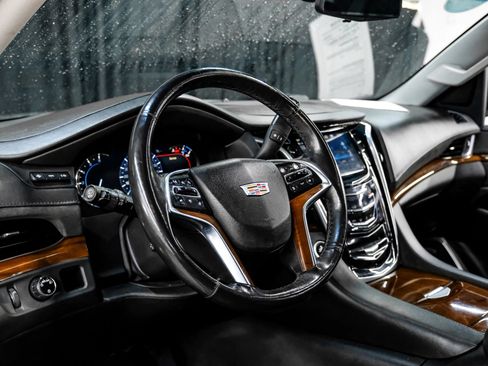 Used 2020 Cadillac Escalade ESV Luxury RWD image 18