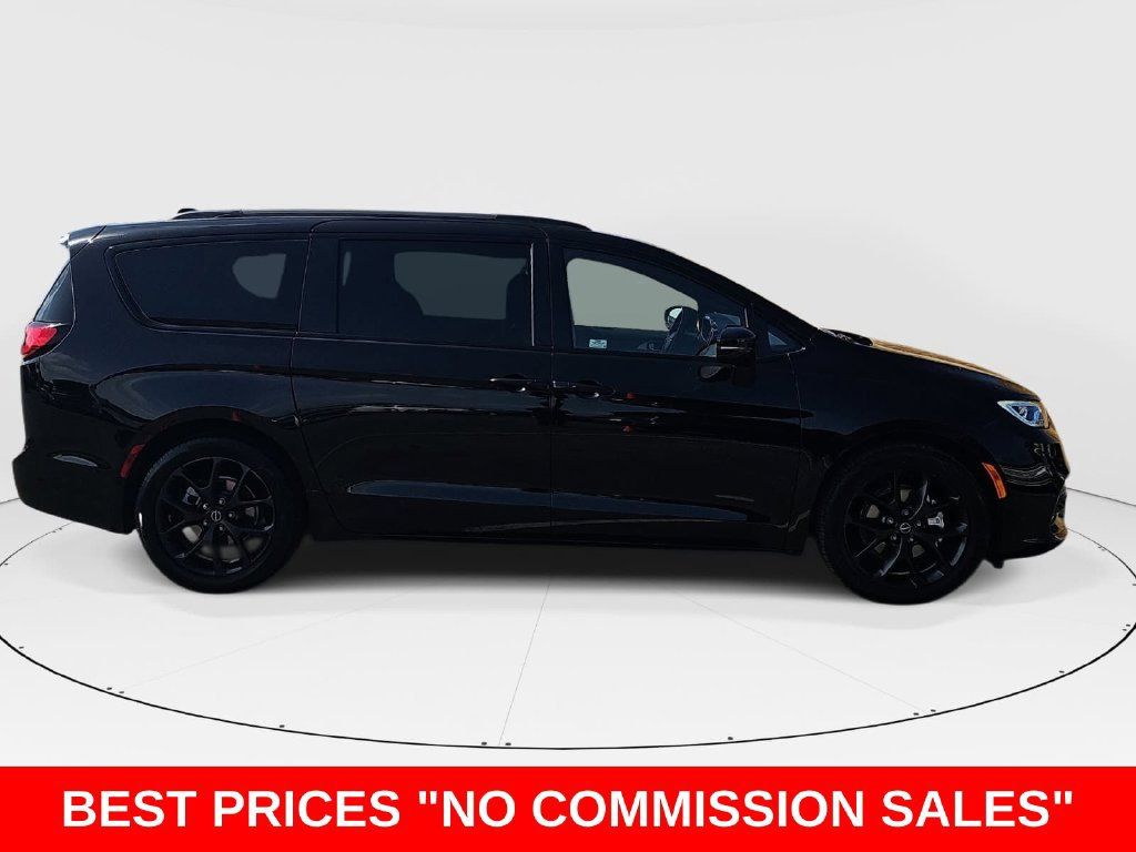 Used 2026 Chrysler Pacifica Limited w/ S Appearance Package FWD image 2