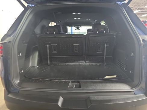 Used 2023 Chevrolet Traverse LT w/ Rear Camera Mirror Package image 17