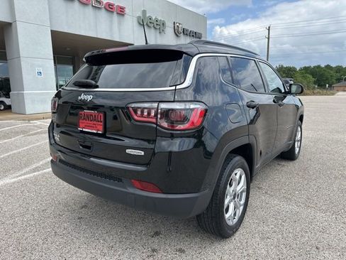 Used 2025 Jeep Compass Latitude AWD/4WD image 7