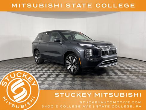 Used 2025 Mitsubishi Outlander SE image 1