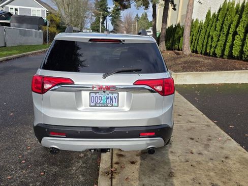 Used 2017 GMC Acadia SLT image 6