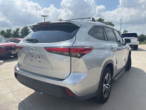 Used 2023 Toyota Highlander XLE image 3