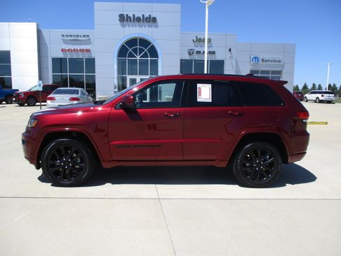Used 2022 Jeep Grand Cherokee Laredo X image 3