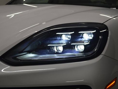 Certified 2025 Porsche Cayenne AWD/4WD image 11