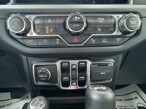 Used 2024 Jeep Wrangler High Altitude AWD/4WD image 17